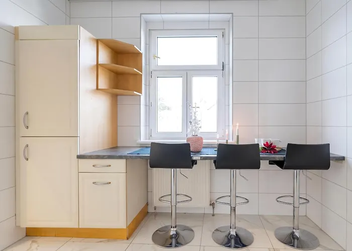 Comforatble 3br Near Kaufpark Alterlaa דירה *